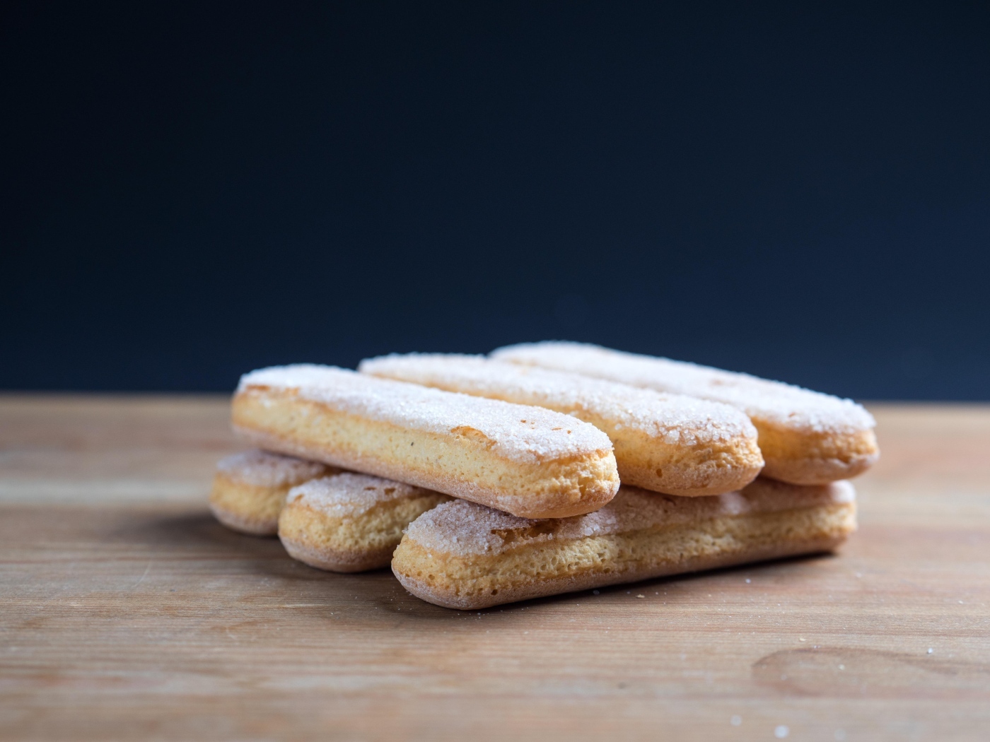 Печенье савоярди на деревянном столе