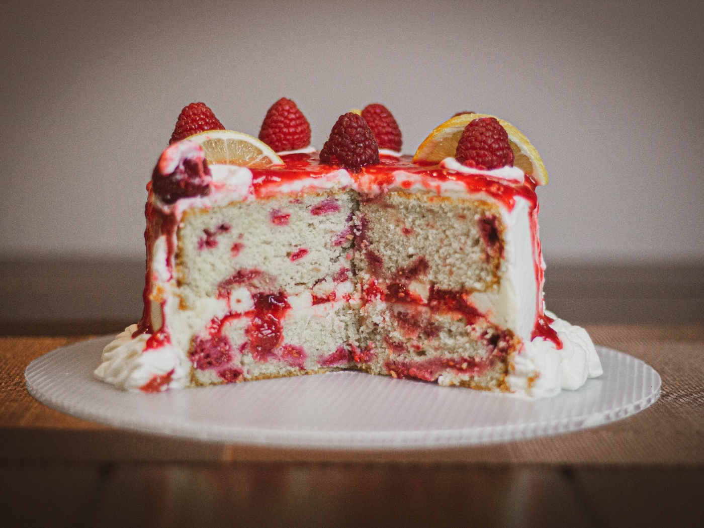 Нарезанный торт с ягодами на тарелке