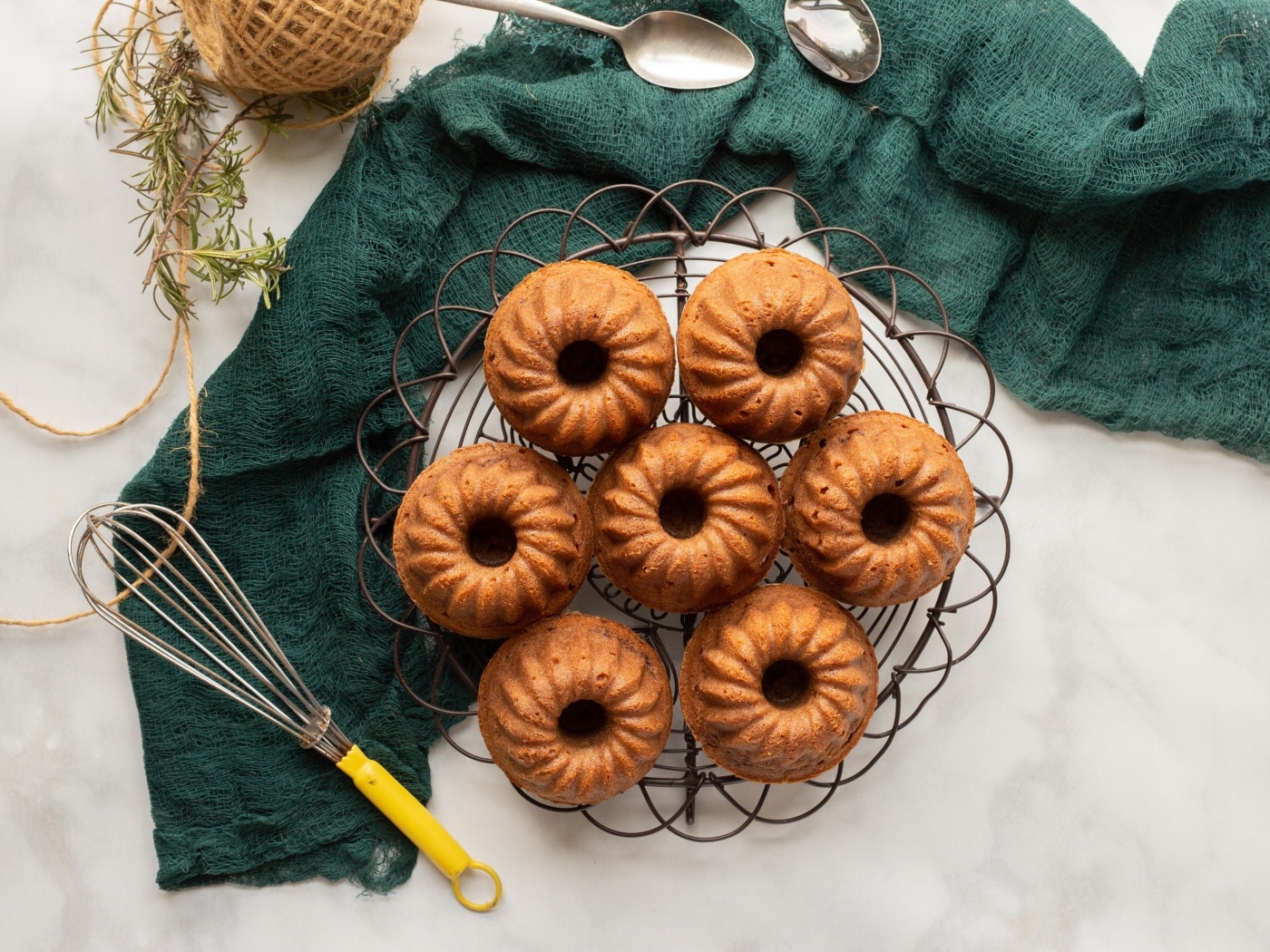 Сладкие вкусные кексы на столе с тканью