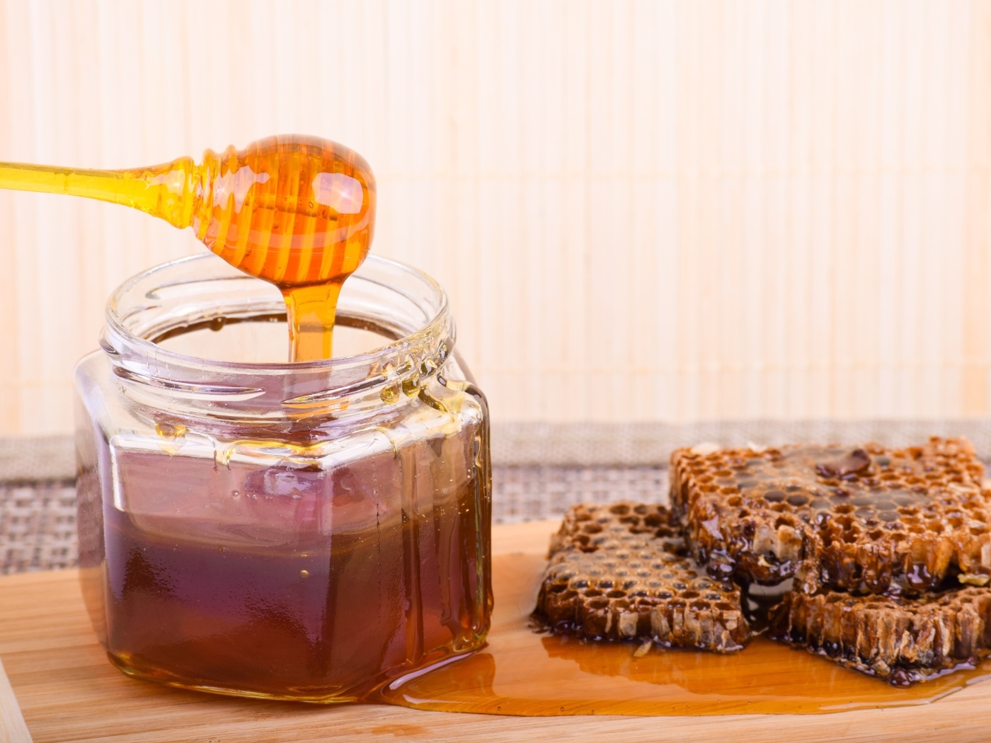 Сладкий мед и соты на столе