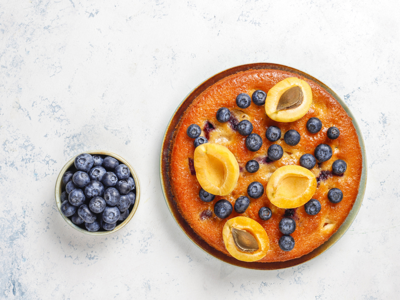 Сладкий пирог с абрикосами и ягодами черники 