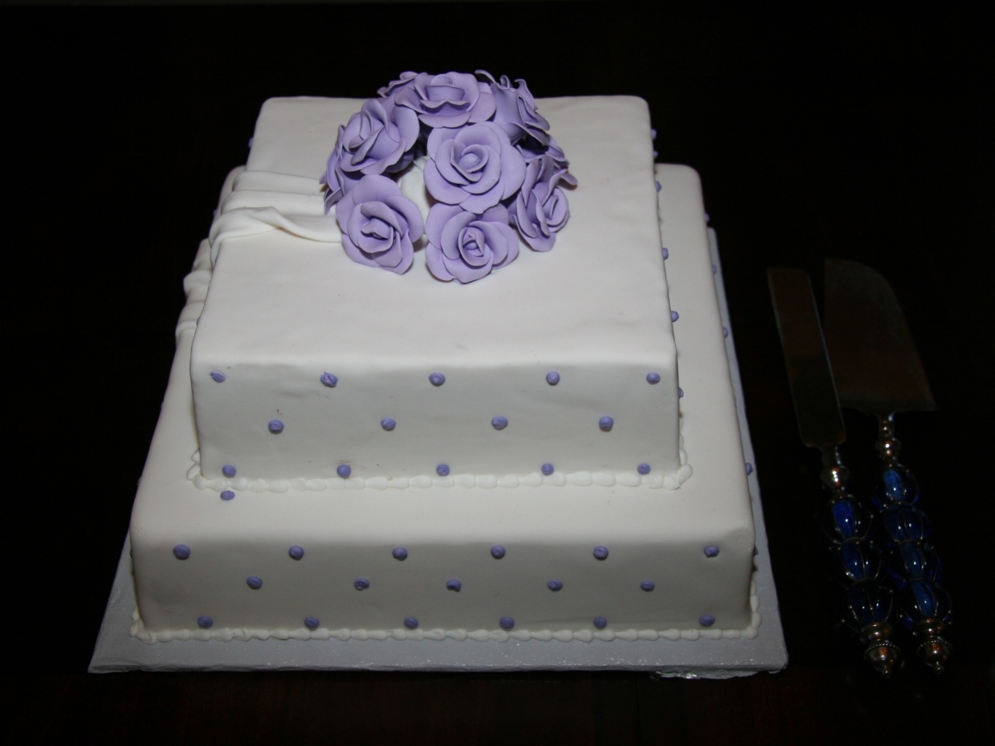 Свадебный торт с мастикой на черном фоне