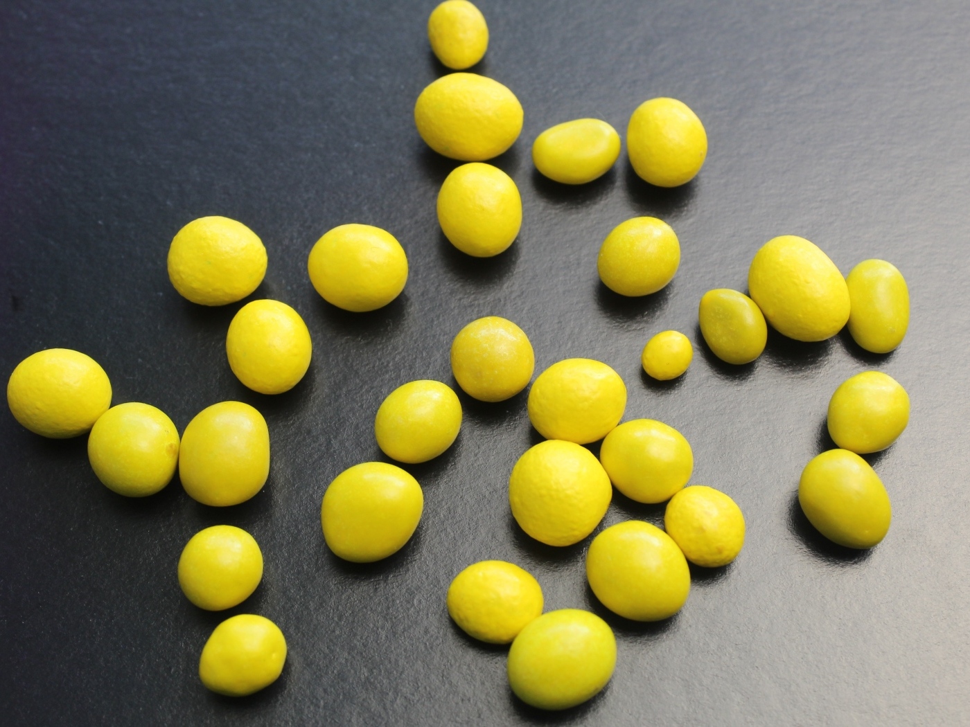 Желтые конфеты на сером столе