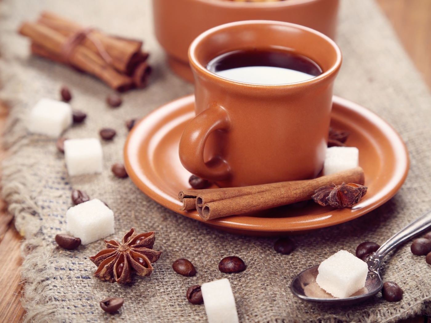 Чашка кофе с корицей, бадьяном и сахаром