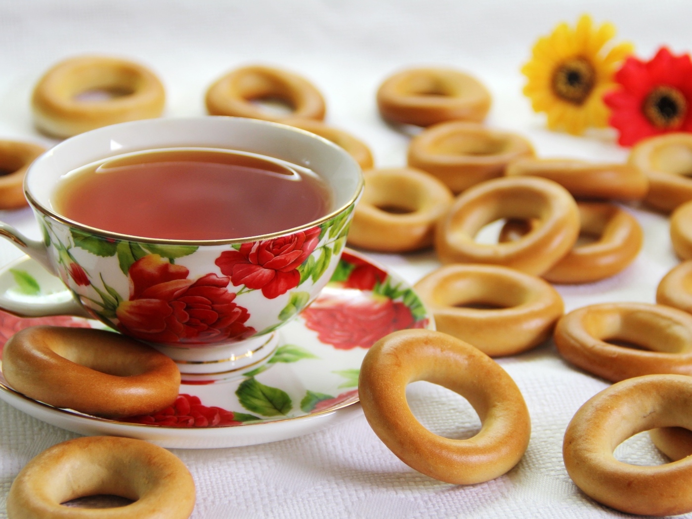 Чашка чая на столе с бубликами