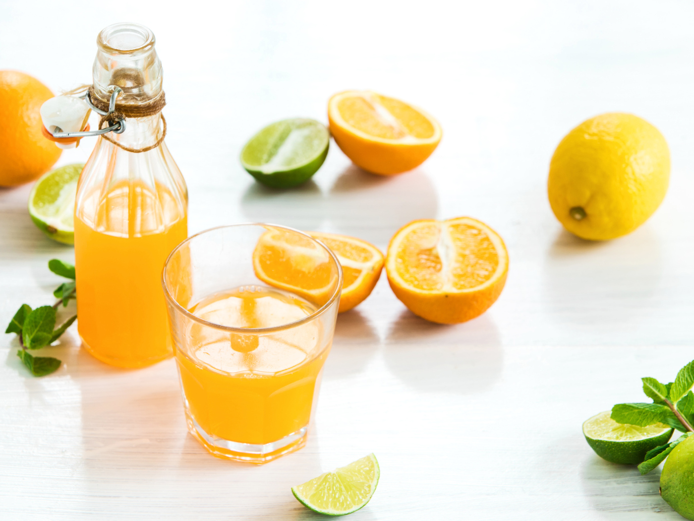 Апельсиновый сок на столе с фруктами