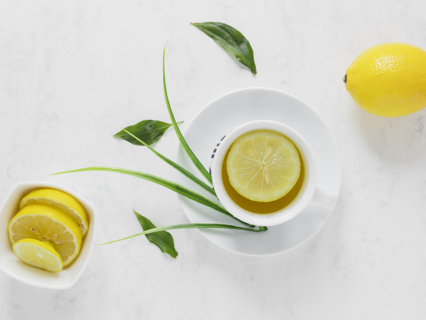 Чай в чашке на столе с кислым лимоном