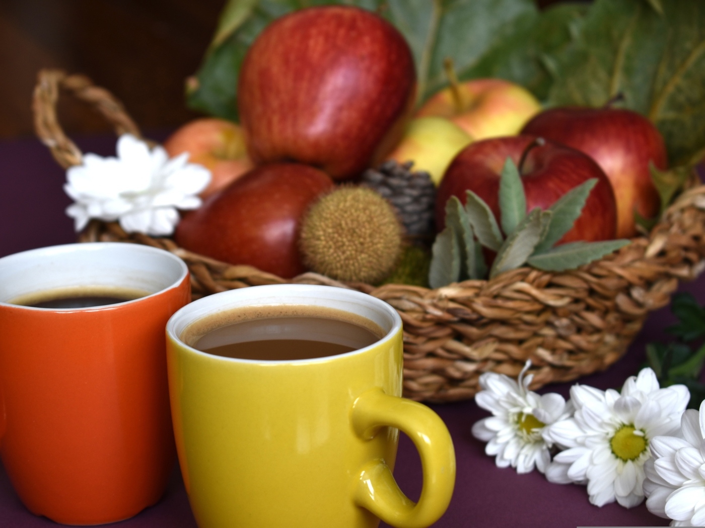 Две чашки кофе на столе с фруктами