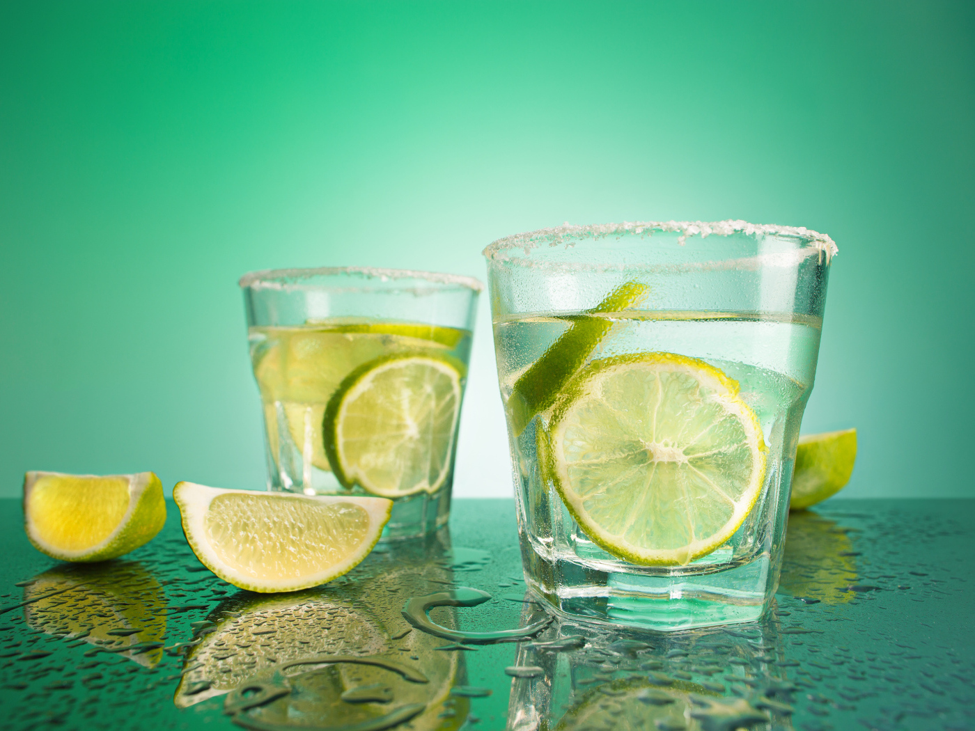 Два стакана коктейля с кусочками лайма