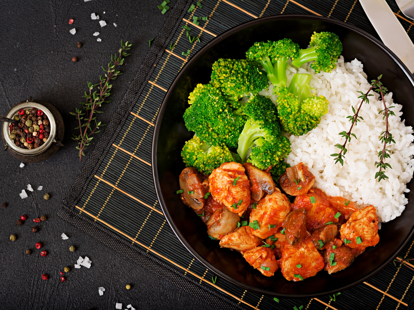 Курица с рисом и брокколи на сковороде