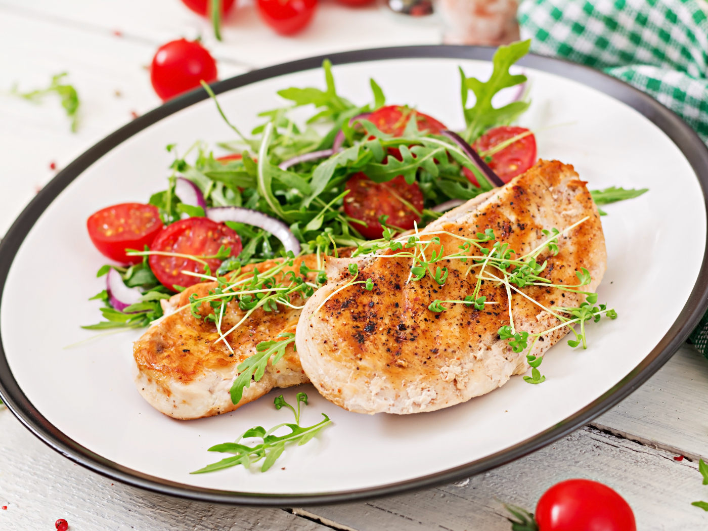 Жареная курица на тарелке с салатом