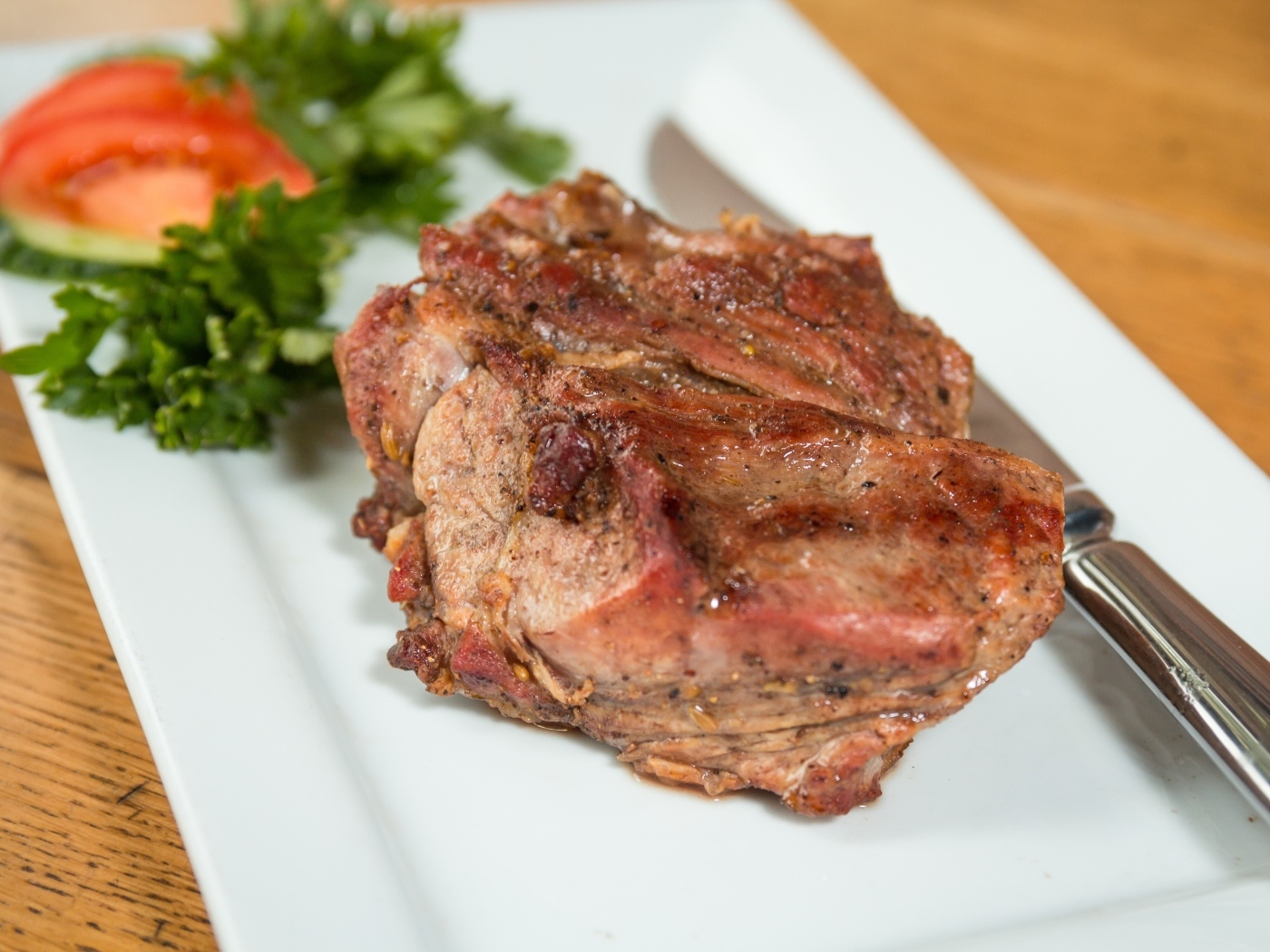 Жареное мясо на белой тарелке