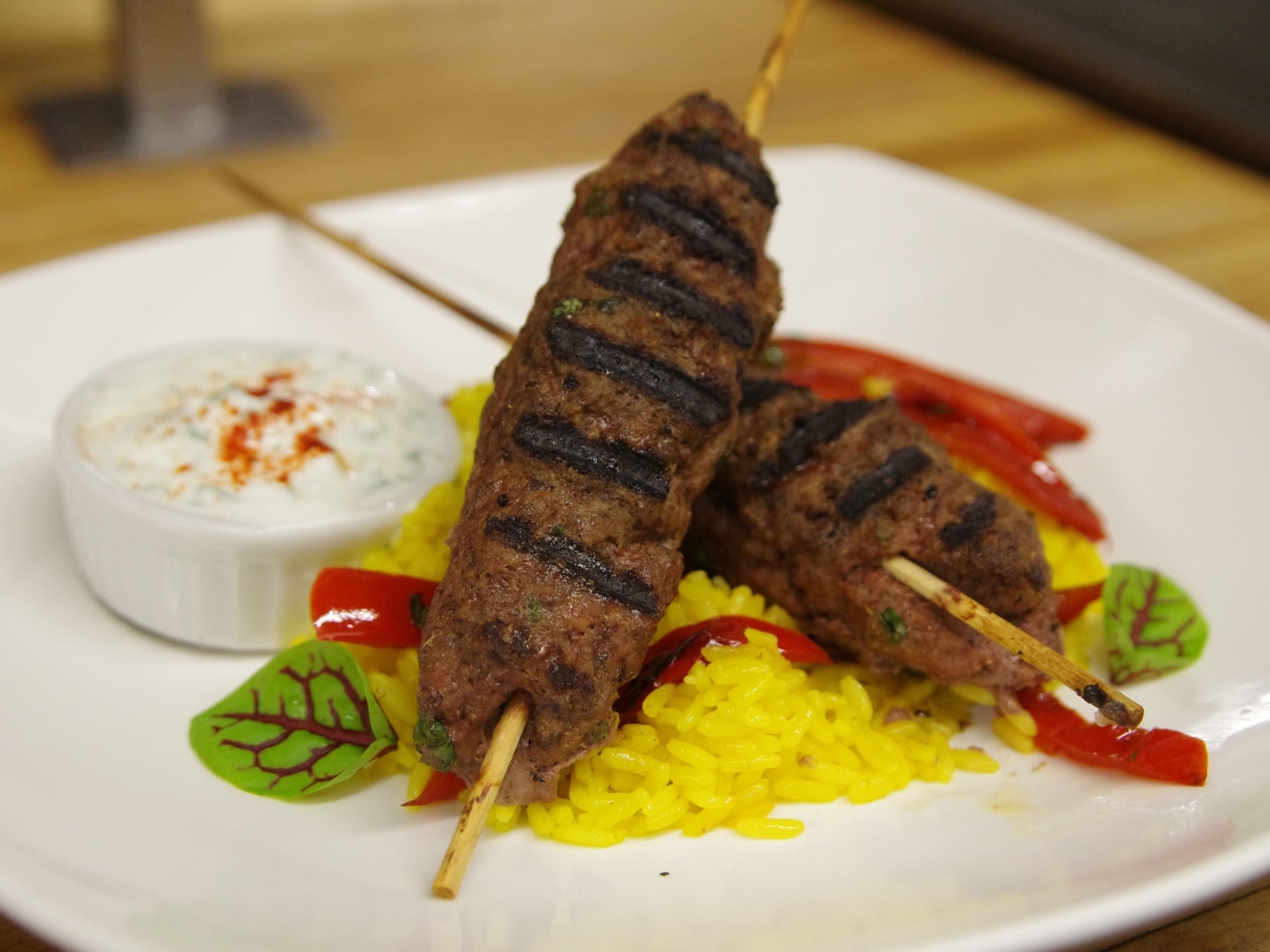 Люля кебаб на тарелке с рисом