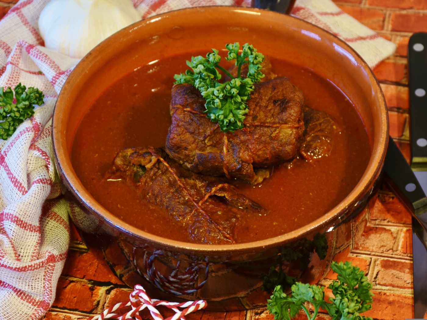 Мясные рулетики в тарелке с соусом