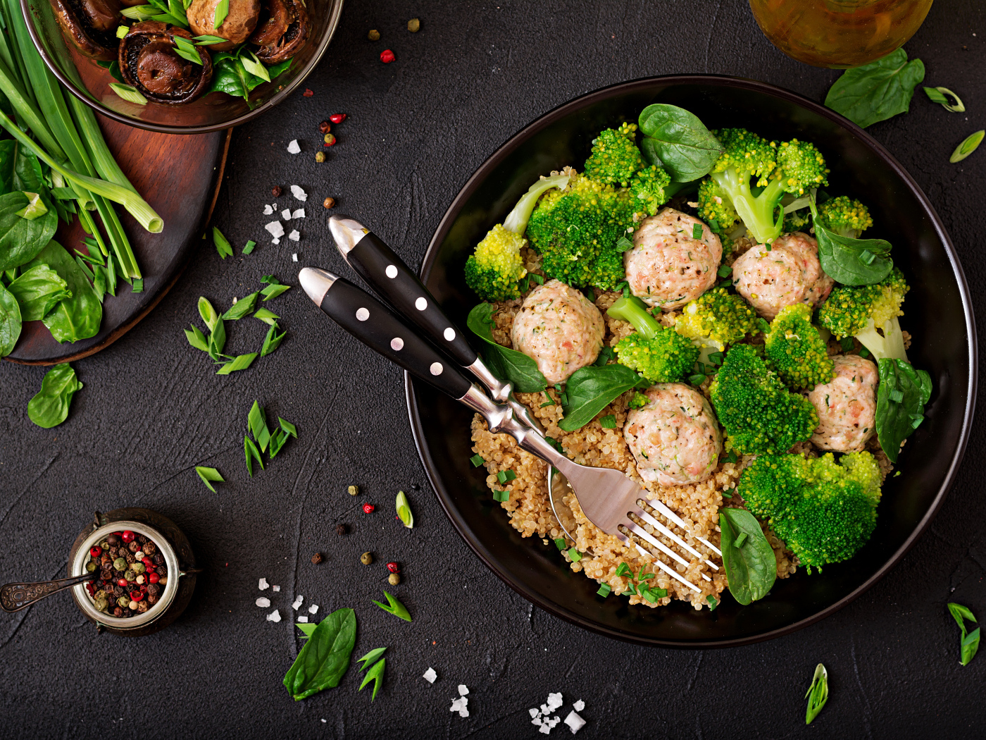 Фрикадельки в сковороде с кашей и брокколи