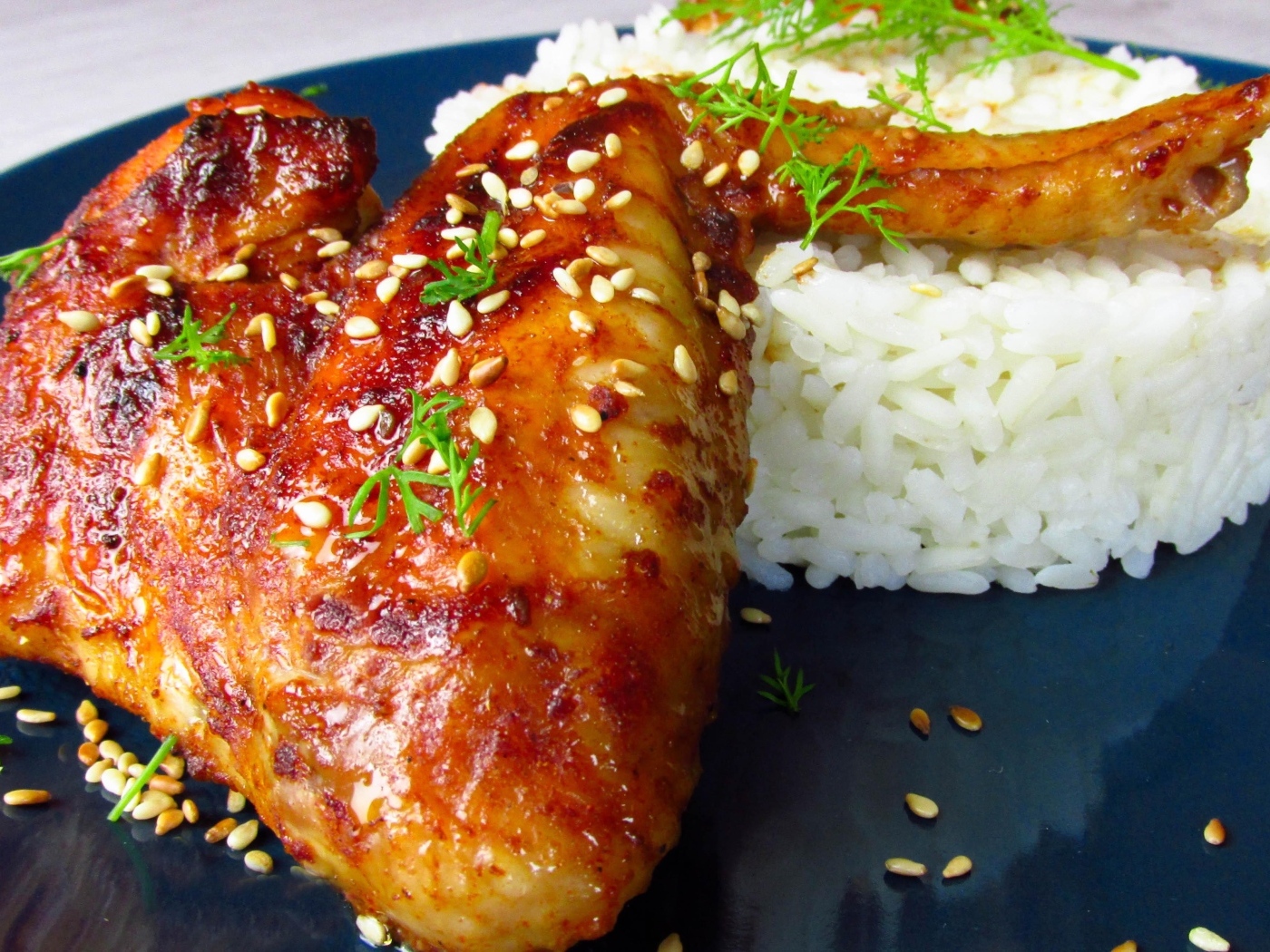 Рис на тарелке с жареным куриным крылом