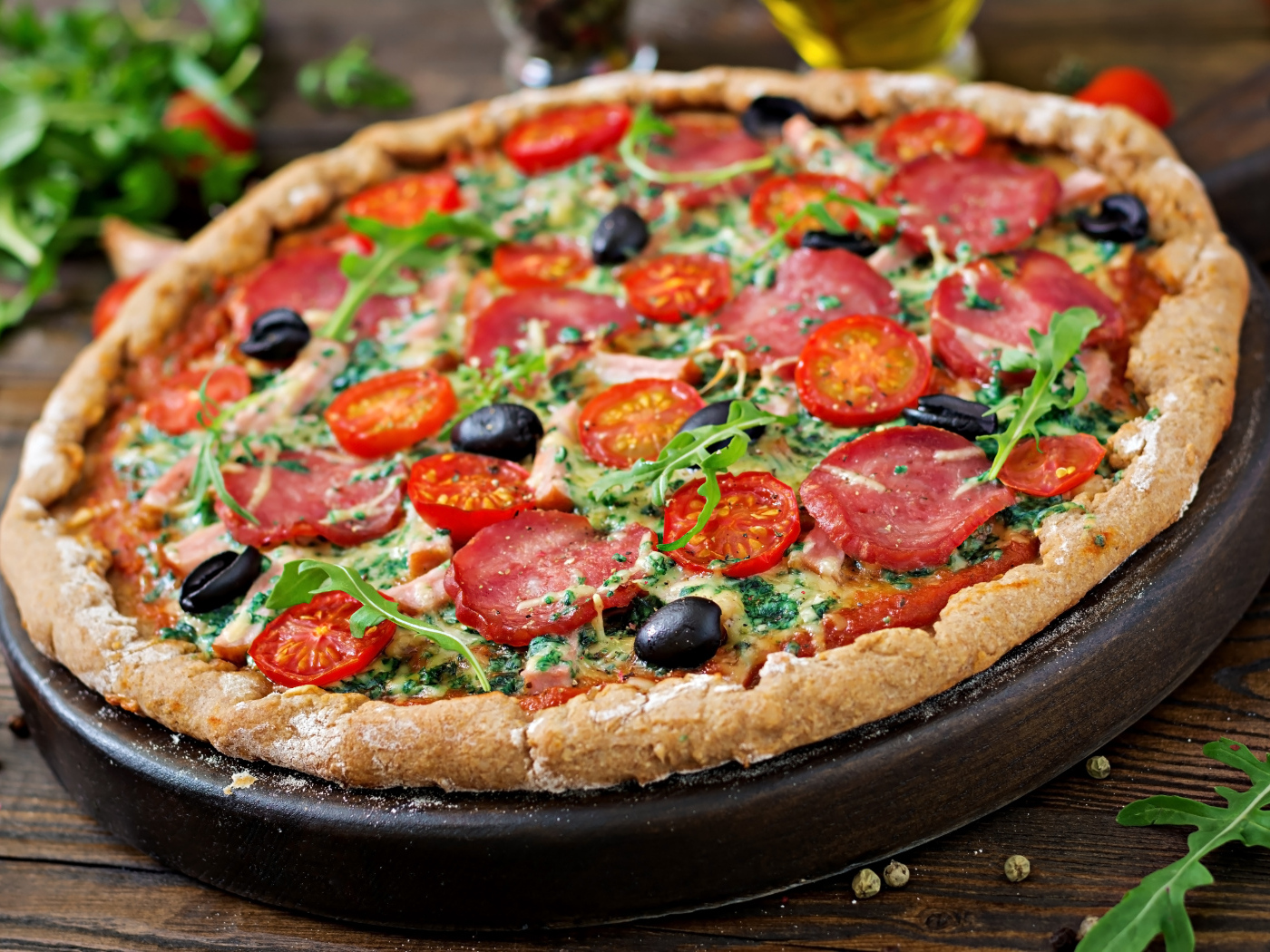 Аппетитная пицца с колбасой и помидорами