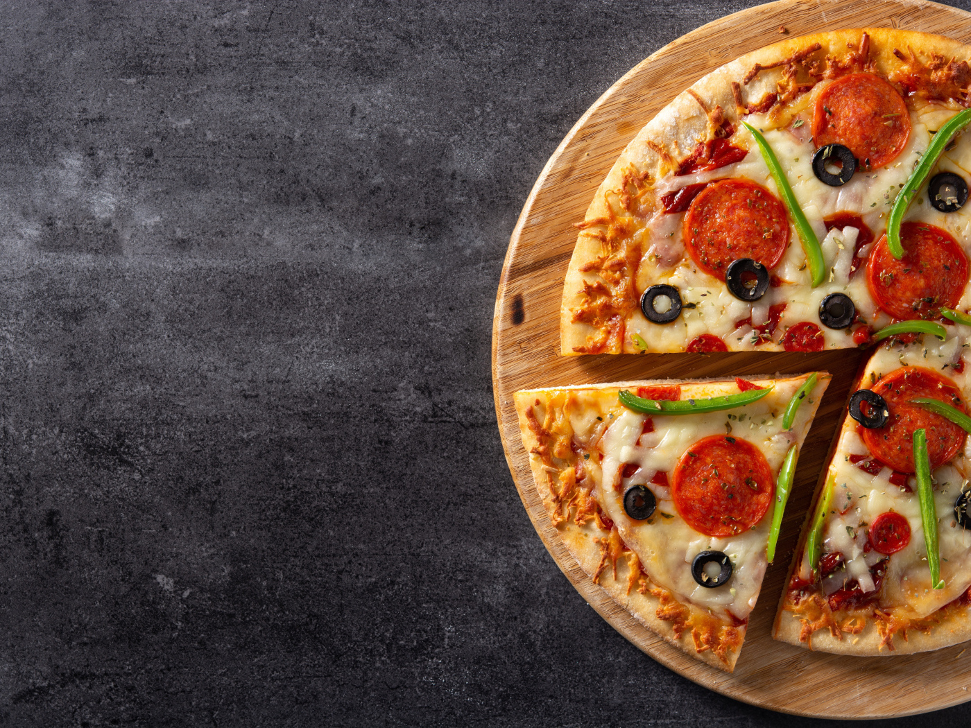 Аппетитная пицца с колбасой на столе