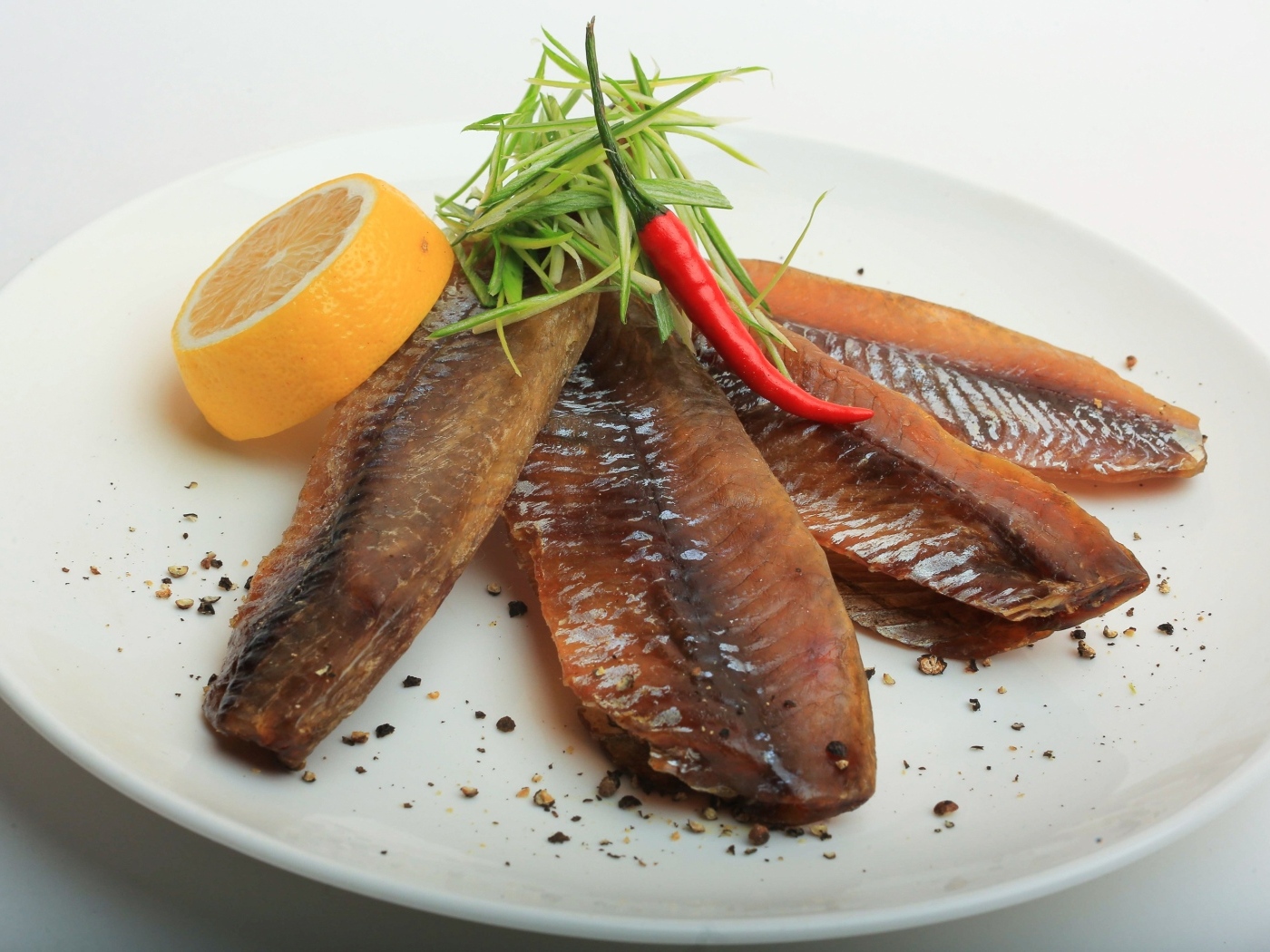 Вяленая вобла на тарелке с лимоном