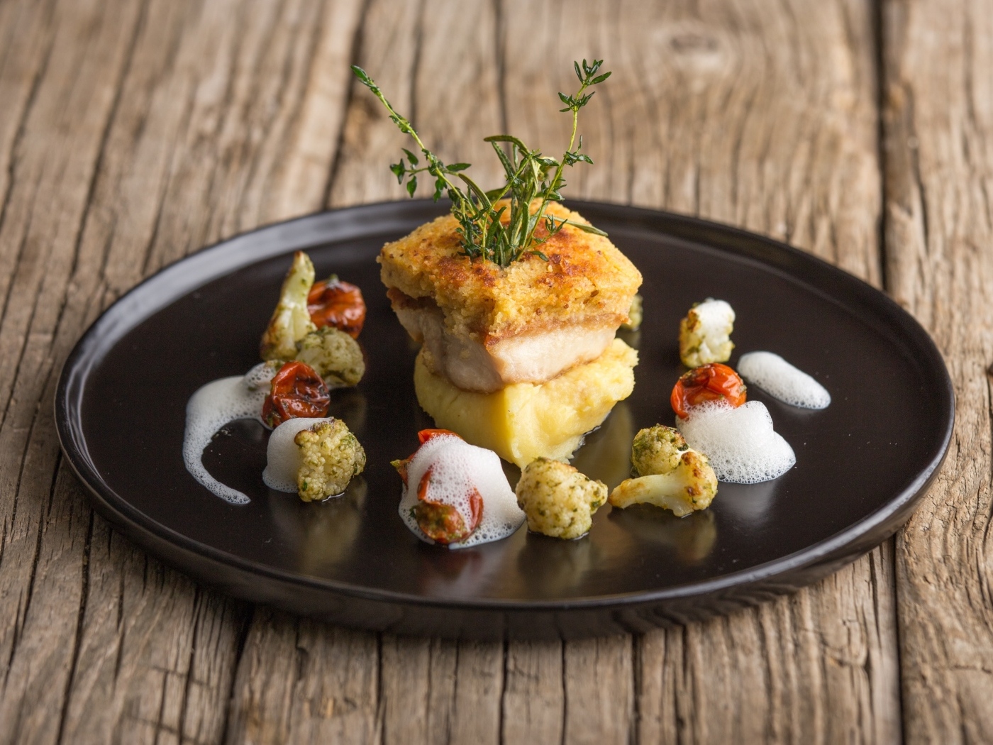 Рыба с овощами на тарелке