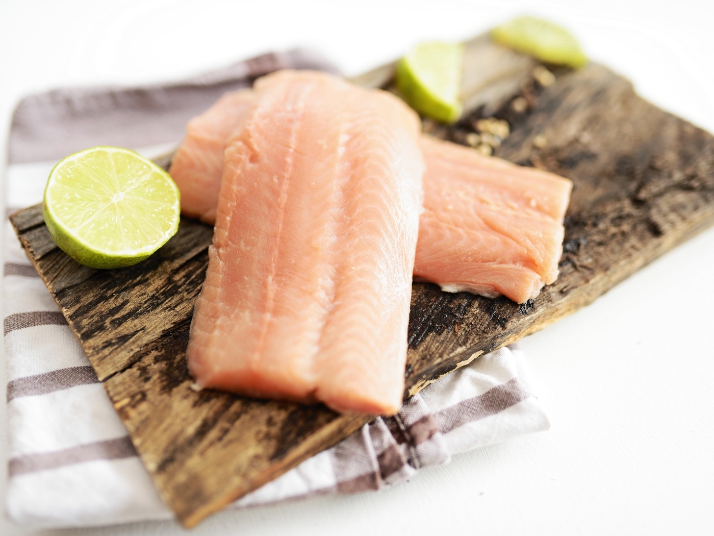Кусочки рыбы на столе с лаймом