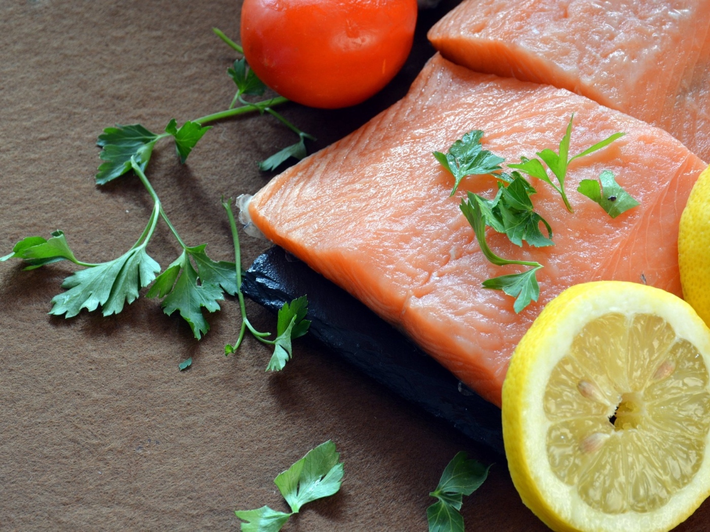 Красная рыба с лимоном и зеленью петрушки