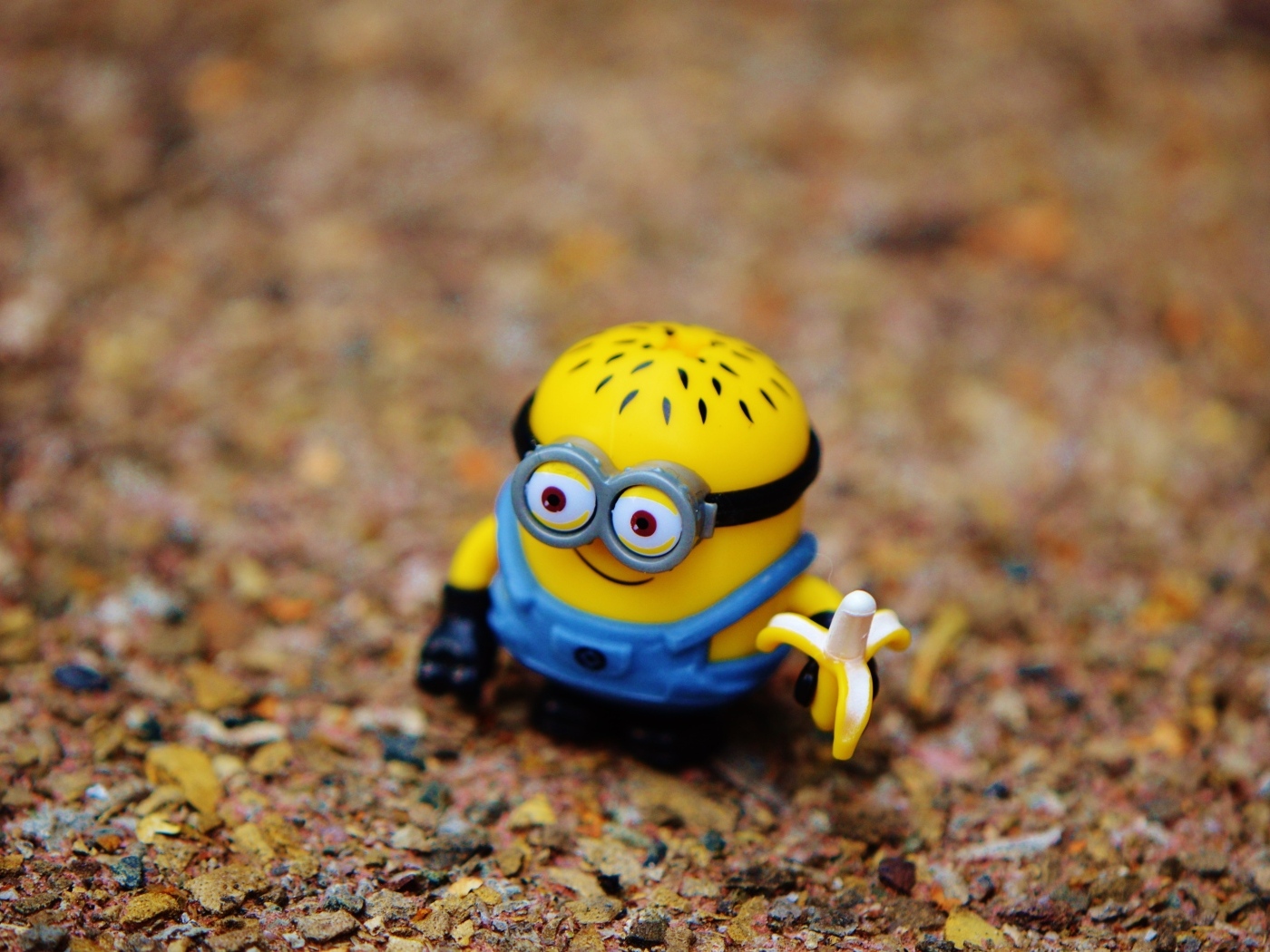 Фигурка миньон на земле
