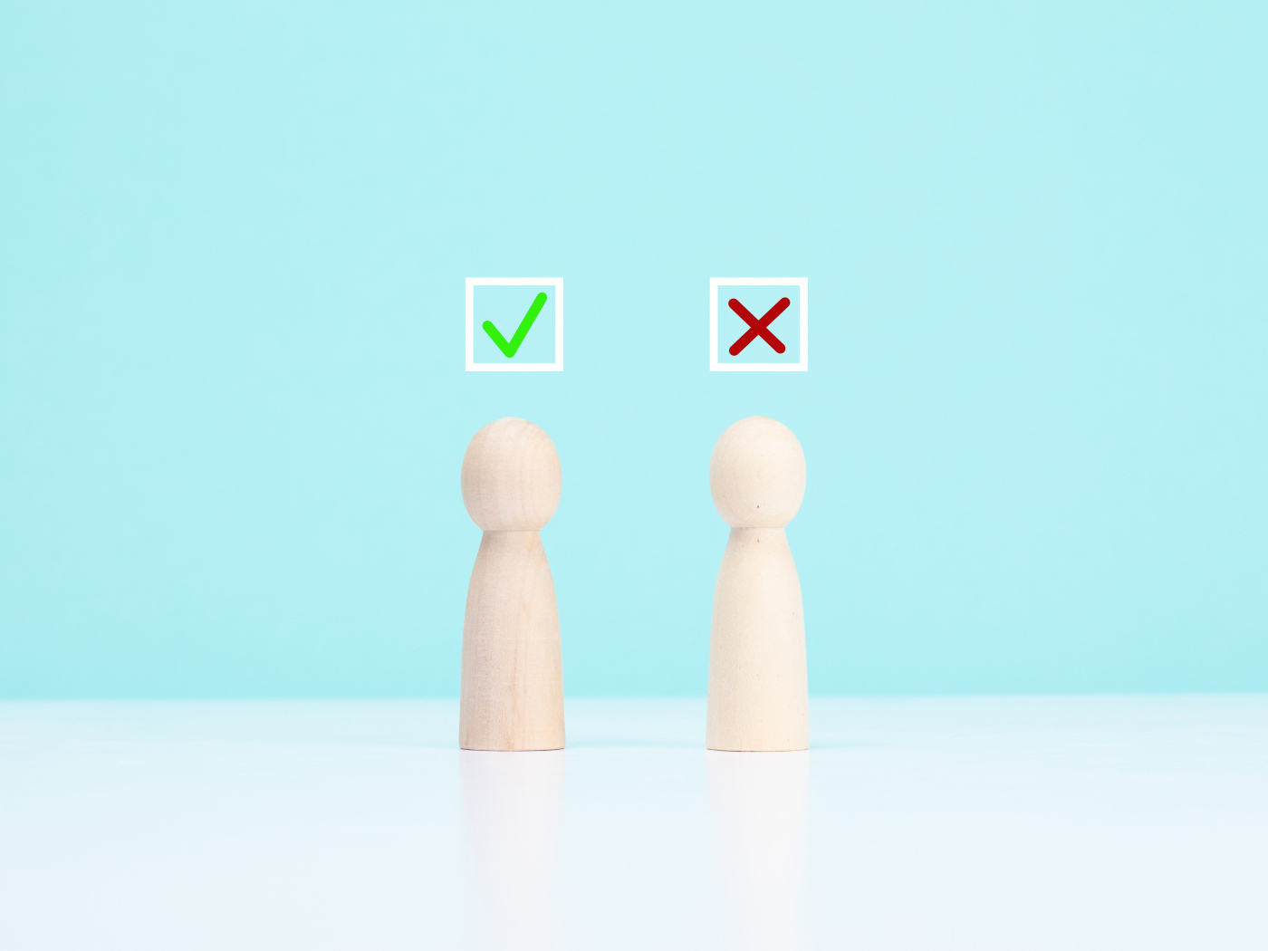 Две кегли с правом выбора на голубом фоне