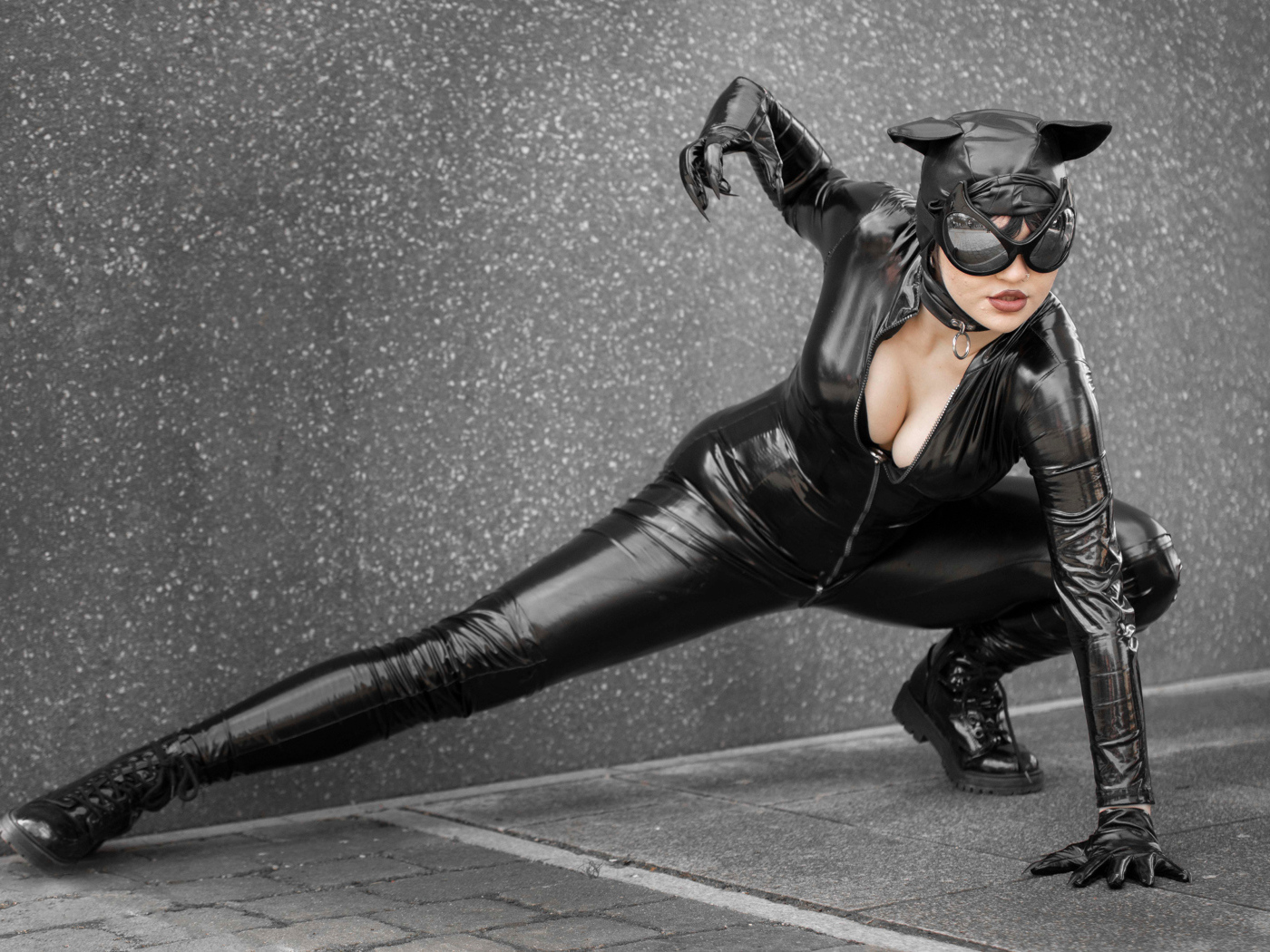 Девушка в кожаном костюме женщины кошки