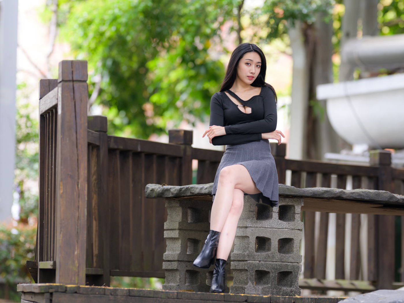 Девушка в короткой юбке сидит на лавке