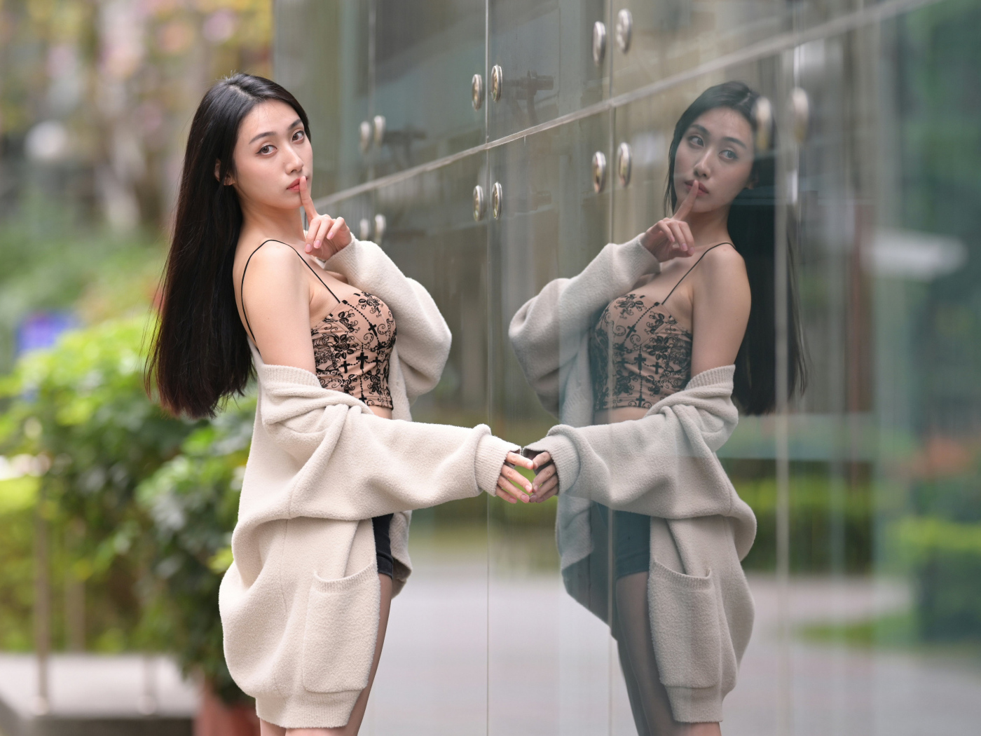 Девушка азиатка просит помолчать