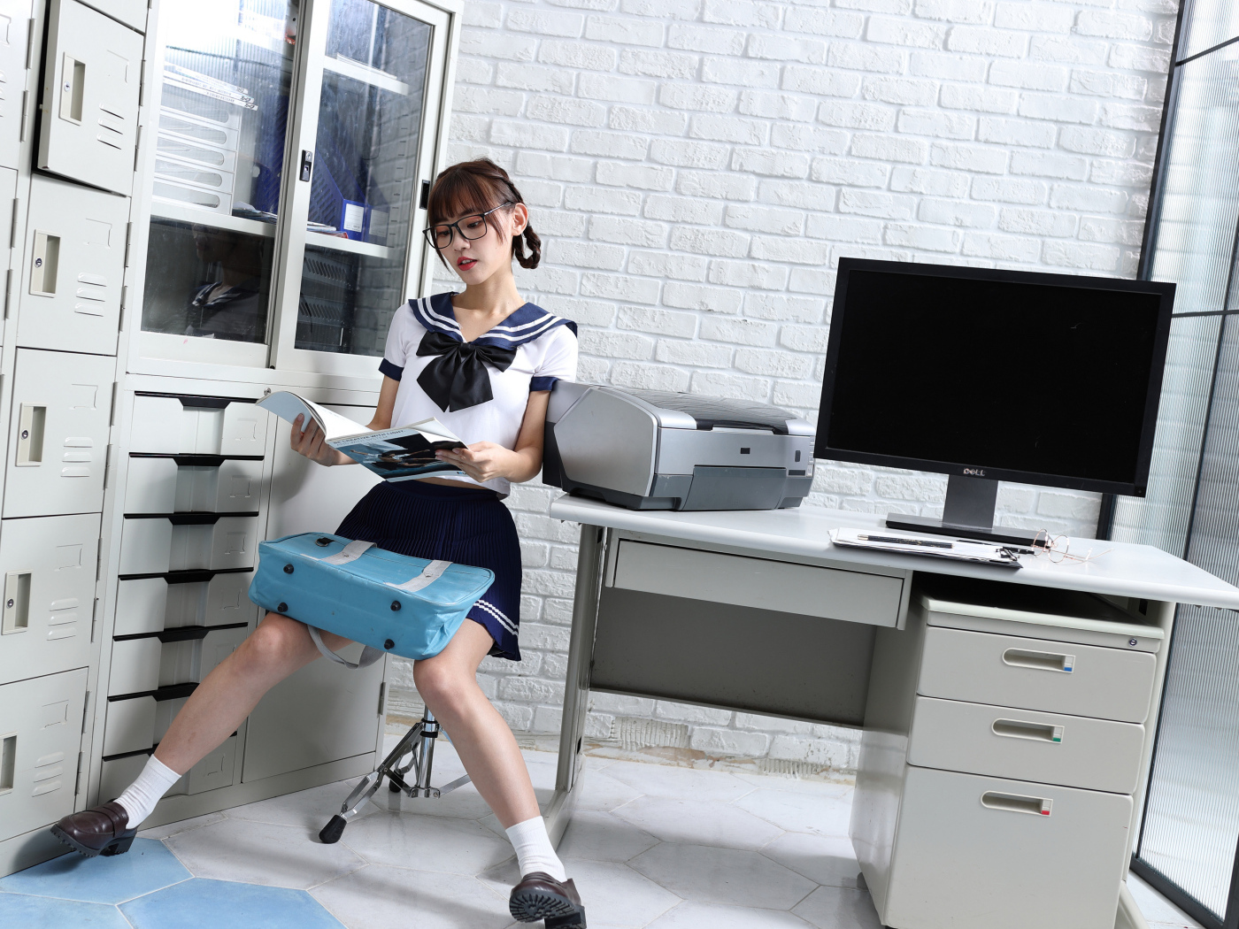 Девушка азиатка в форме сидит в офисе