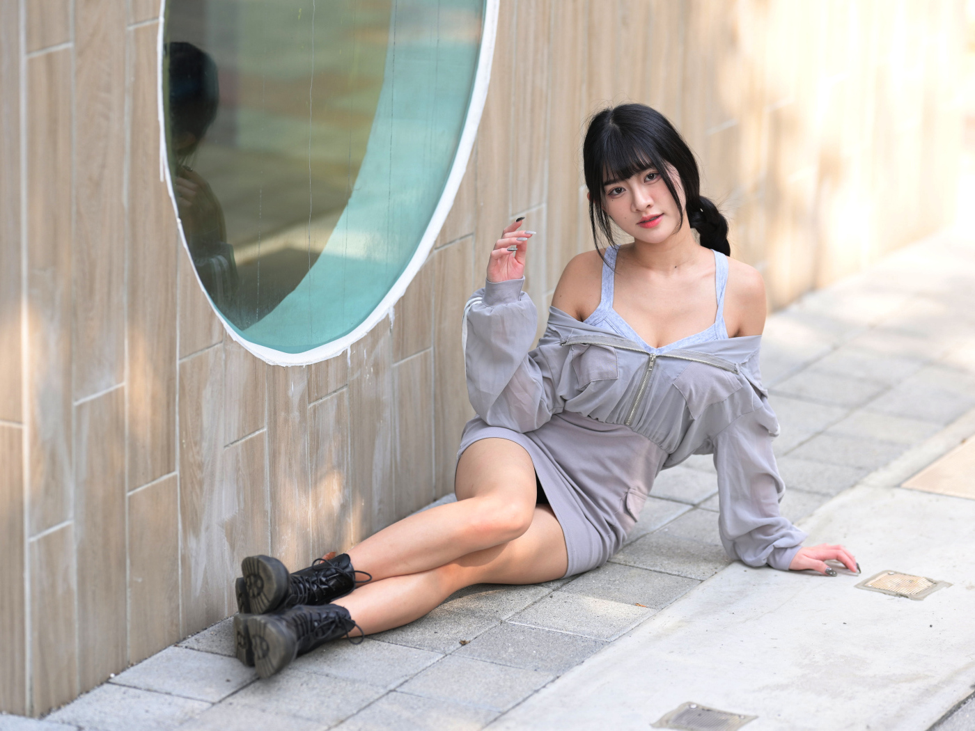 Азиатка лежит на полу у окна