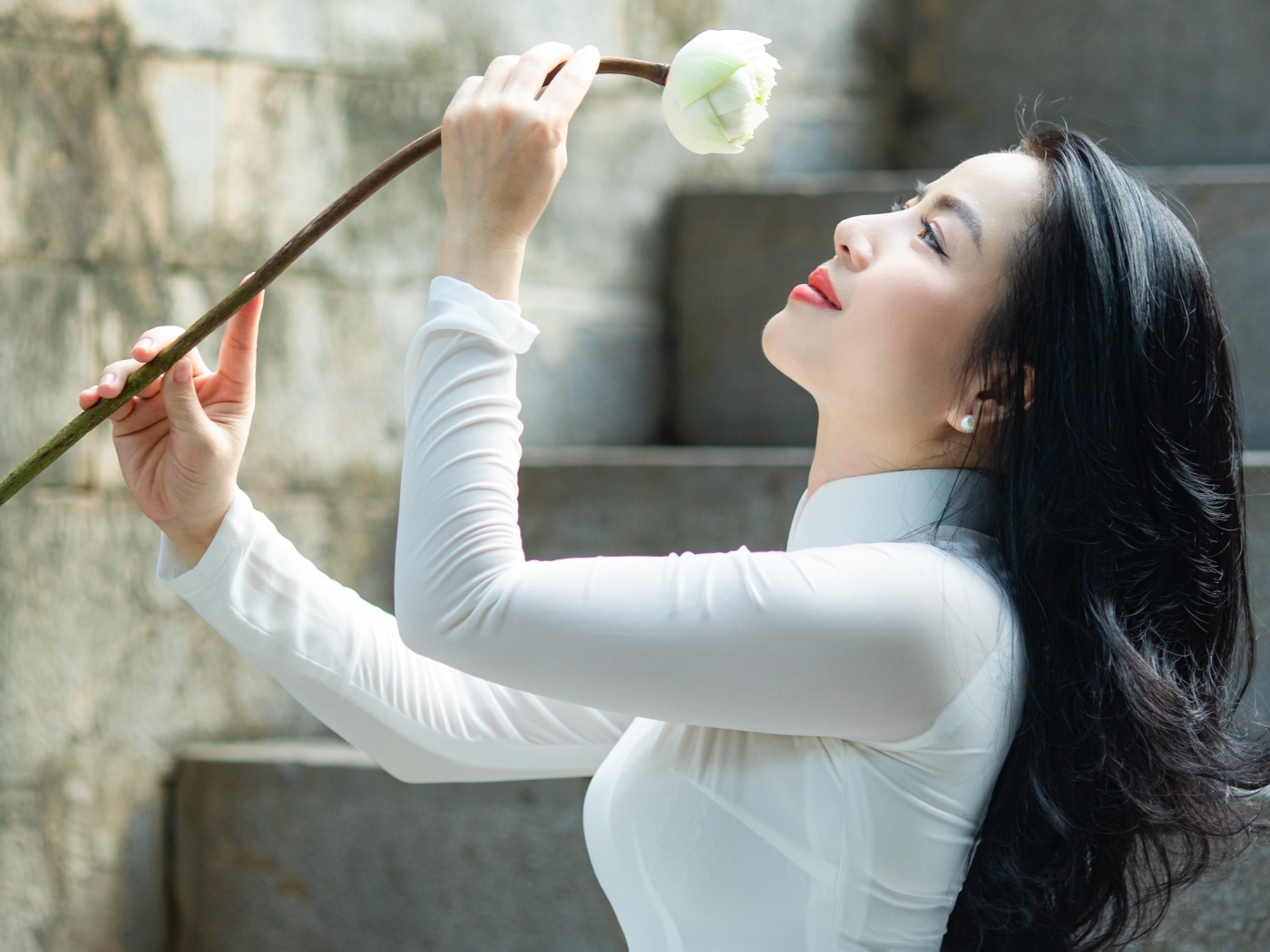 Красивая девушка азиатка с цветком лотоса 