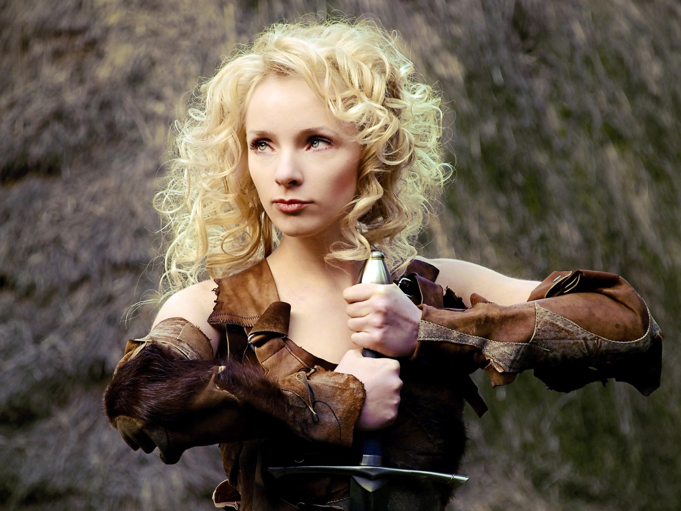 Красивая блондинка с мечом в руках