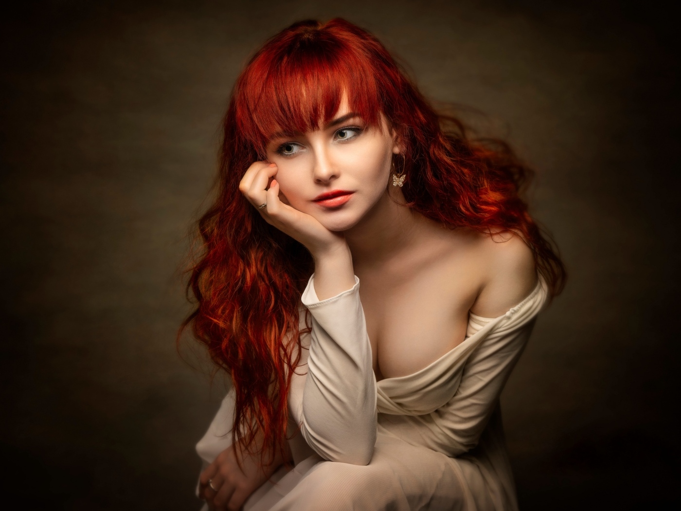 Красивая нежная рыжеволосая девушка