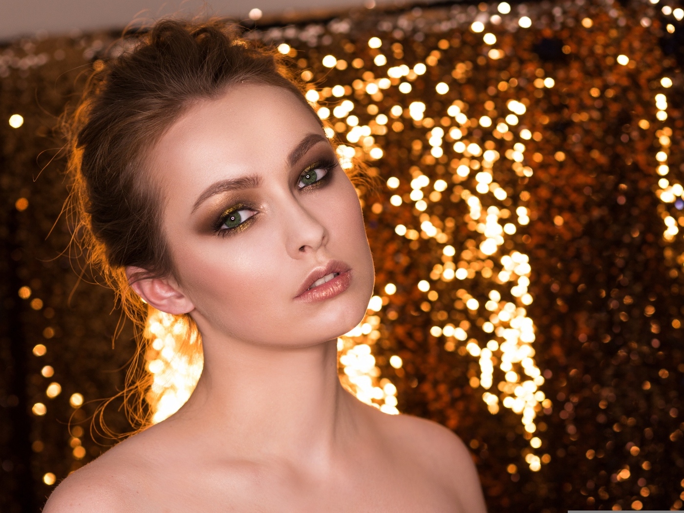 Красивая девушка модель на блестящем фоне