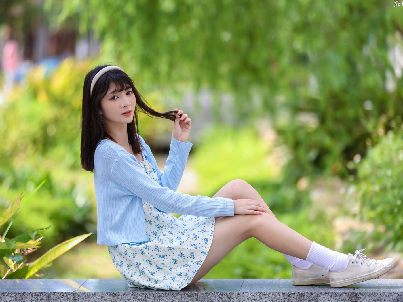 Милая азиатка в голубой кофте и в платье