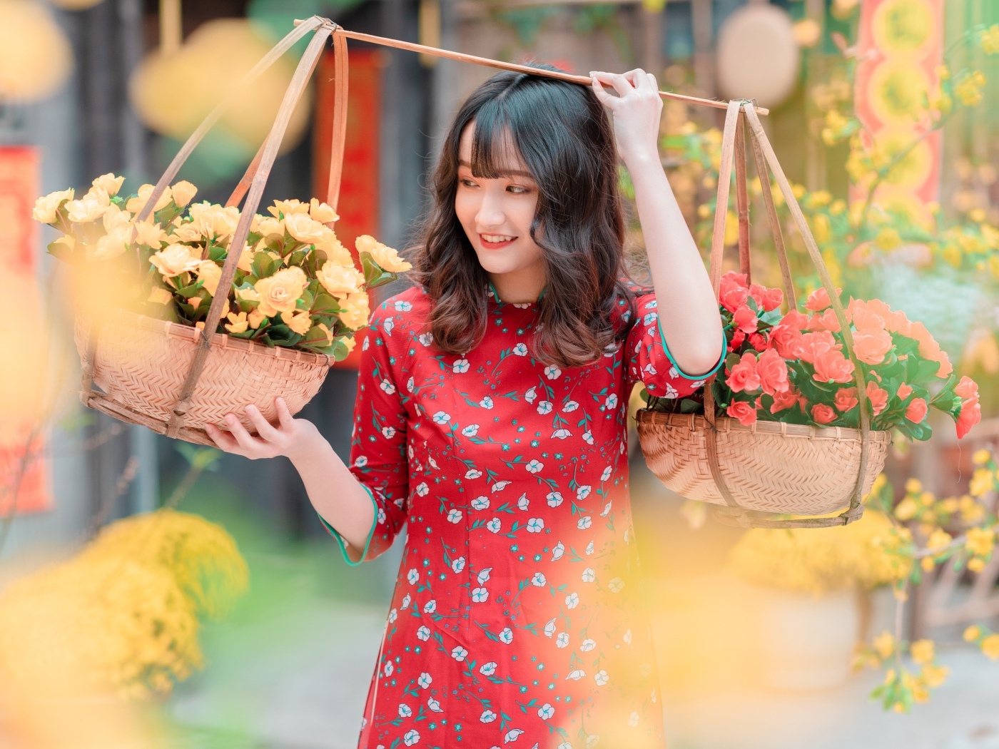 Милая девушка азиатка с цветами в красном платье