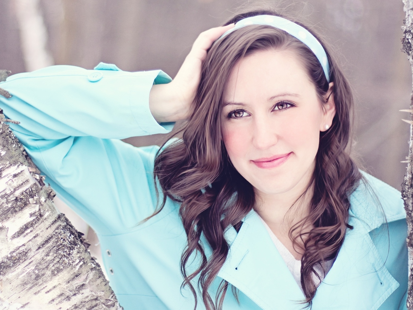 Милая девушка с карими глазами в голубой рубашке