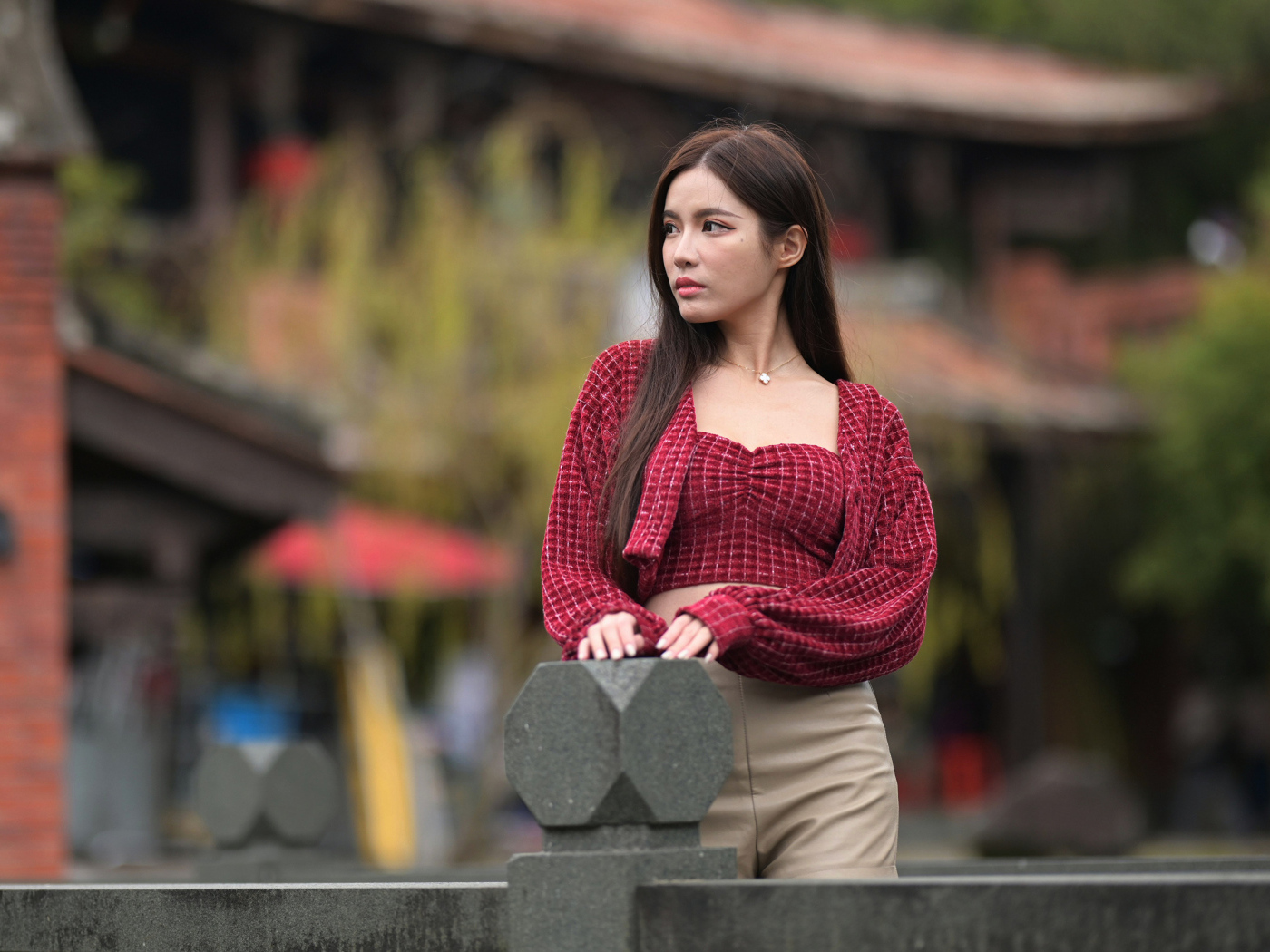 Грустная азиатка в красной блузке