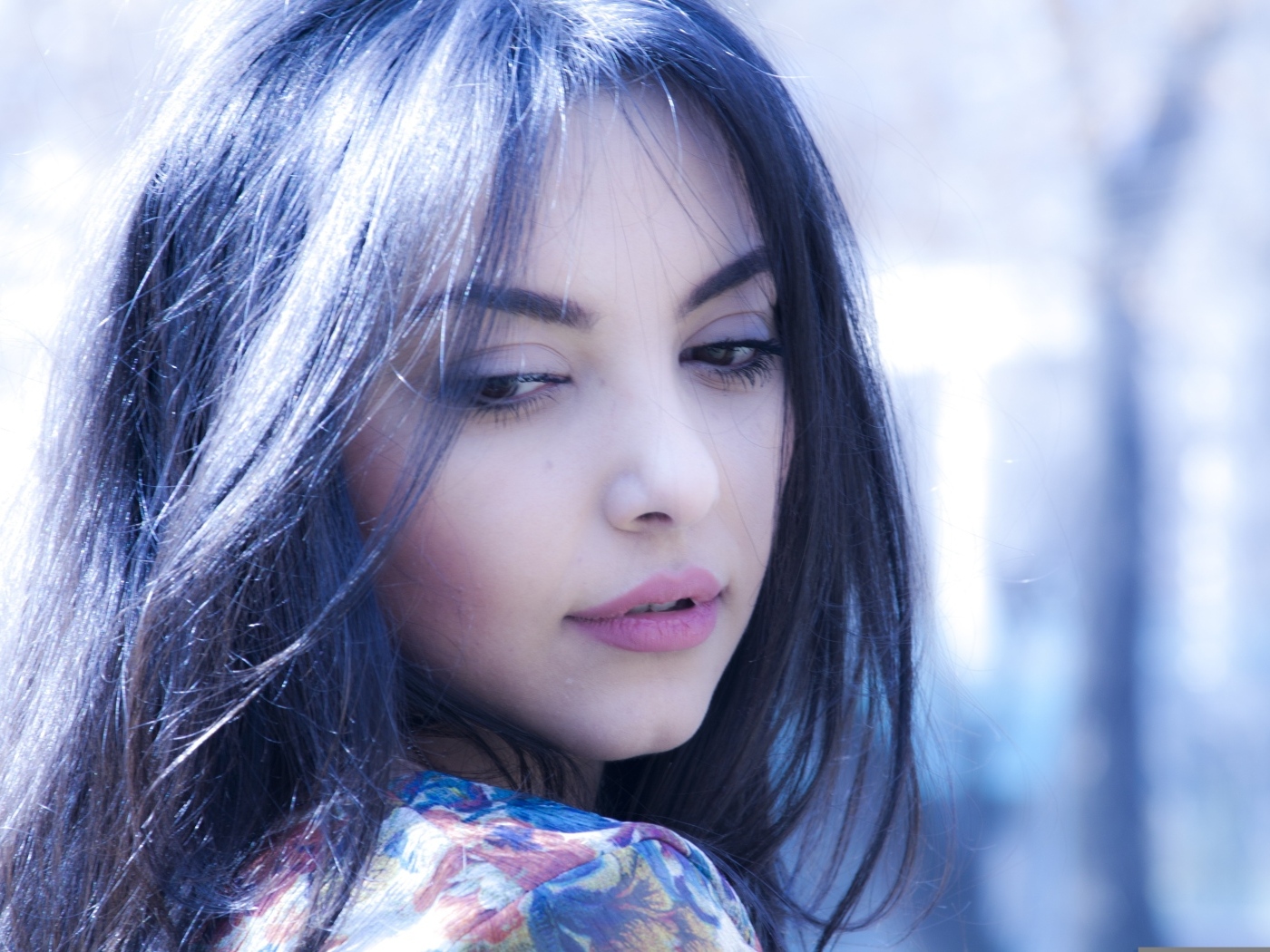 Нежная кареглазая девушка с черными волосами