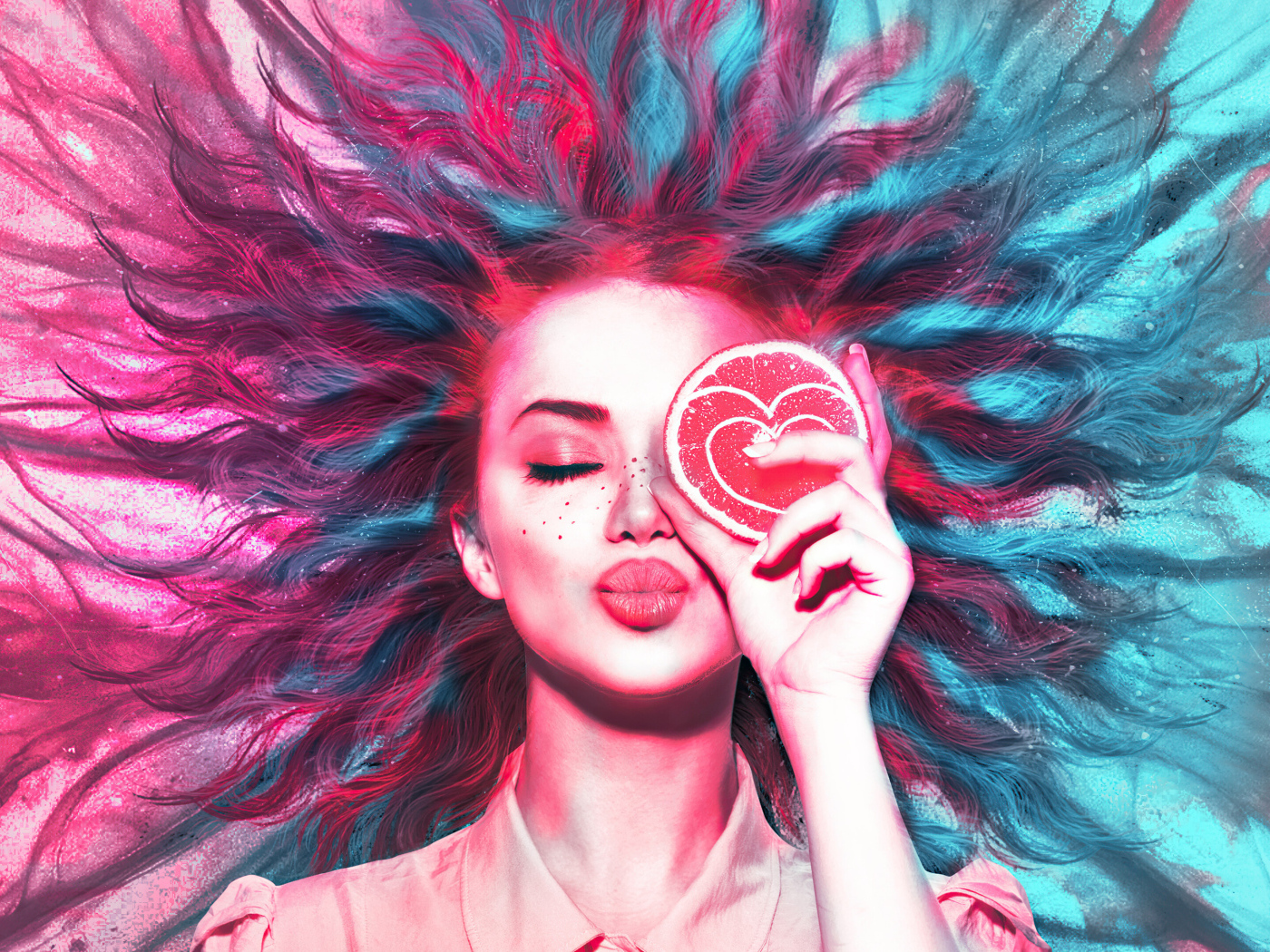 Девушка закрыла глаз кружочком апельсина