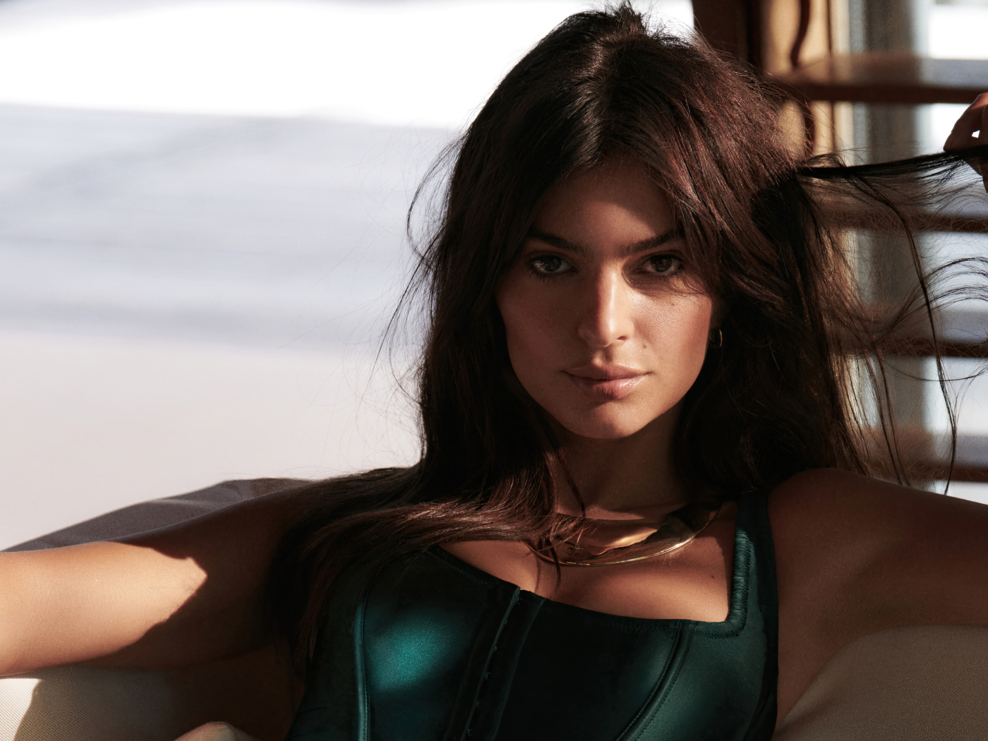 Американская модель Эмили Ратаковски держит волосы