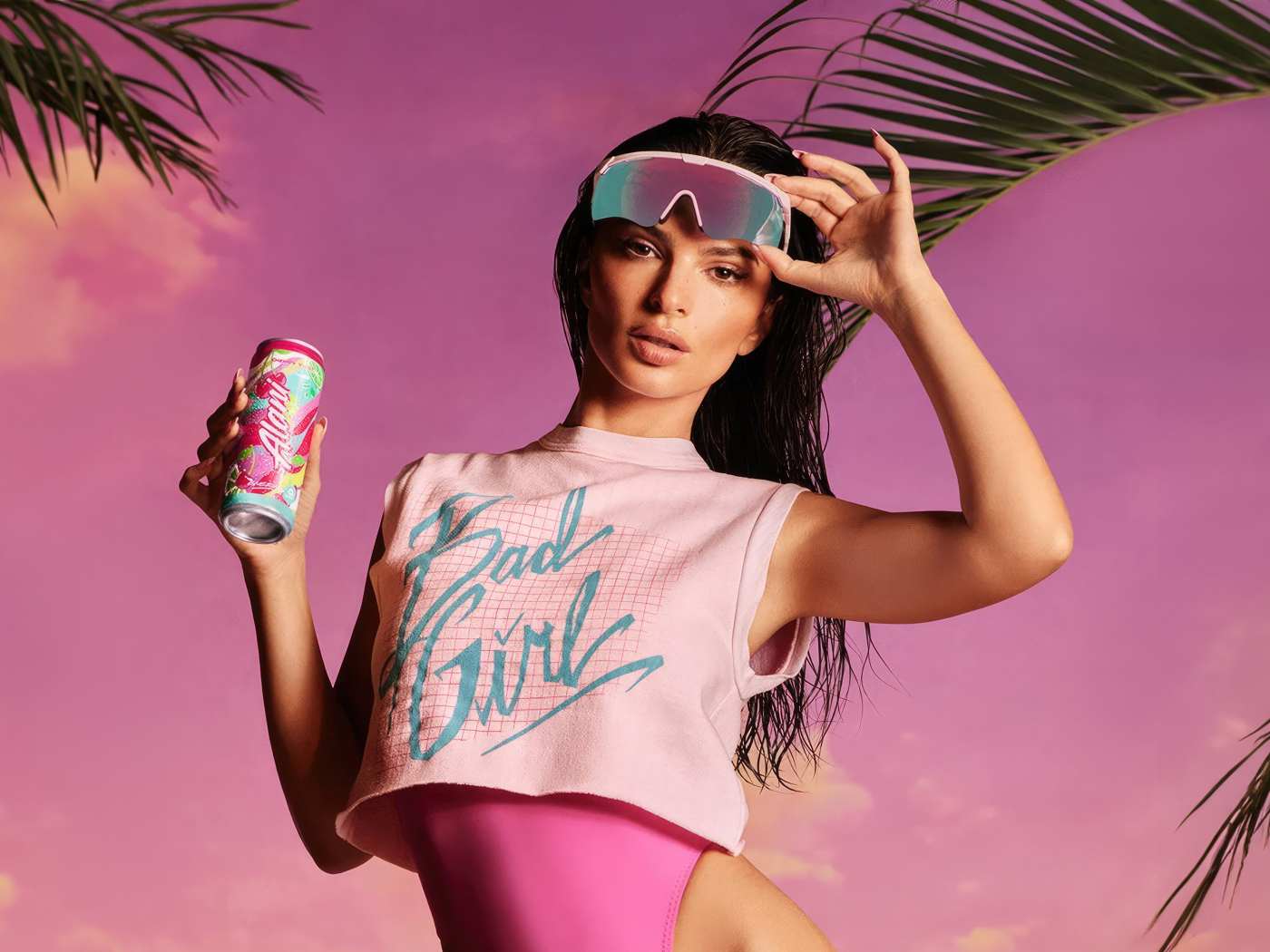 Американская модель Эмили Ратаковски на розовом фоне