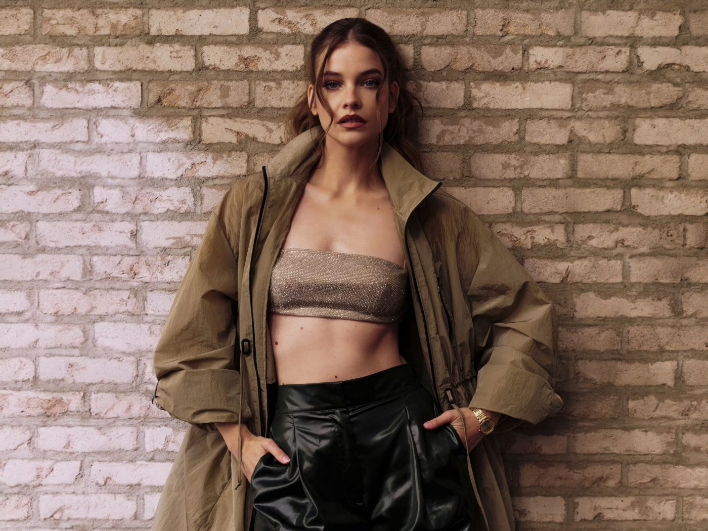 Красивая модель Барбара Палвин стоит у стены