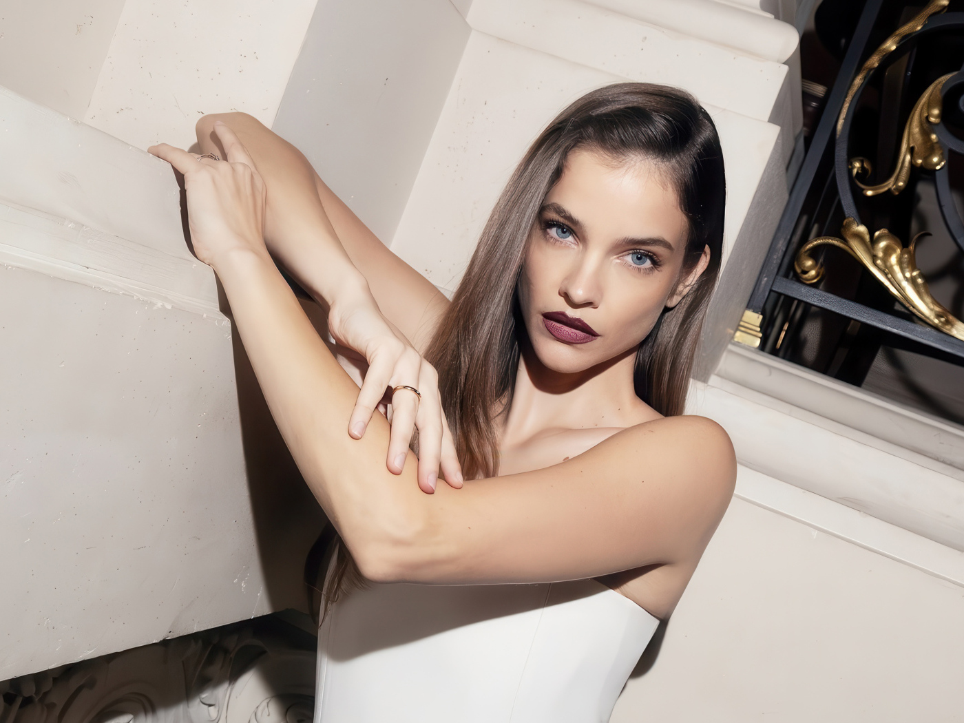 Голубоглазая красивая модель Барбара Палвин сидит на полу у дивана