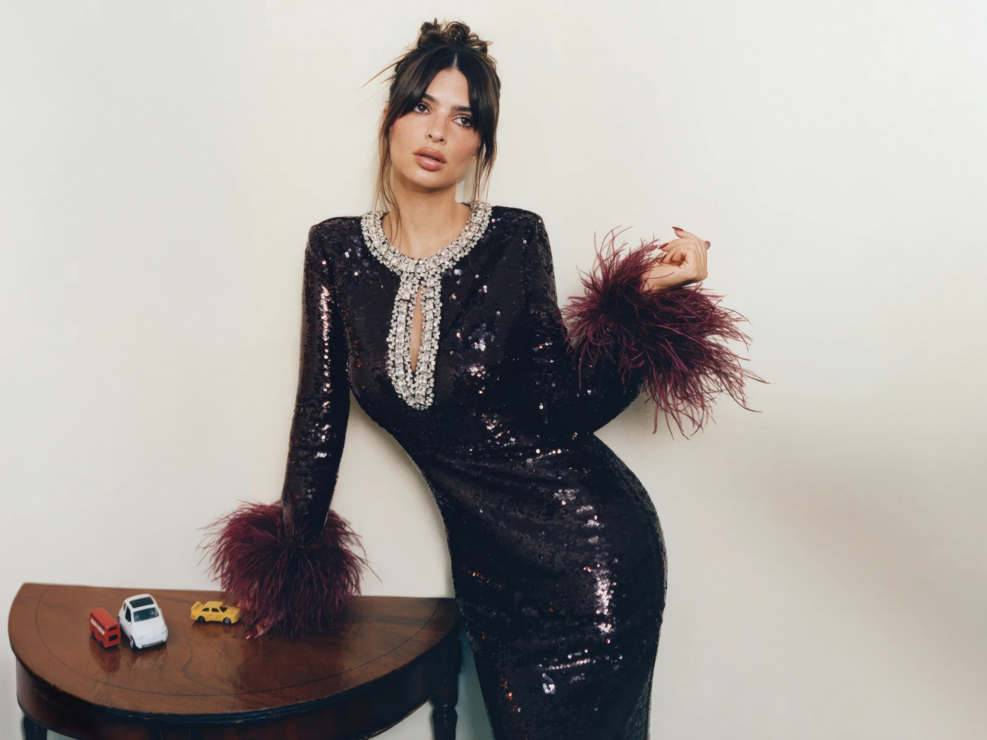 Модель Эмили Ратаковски в красивом платье