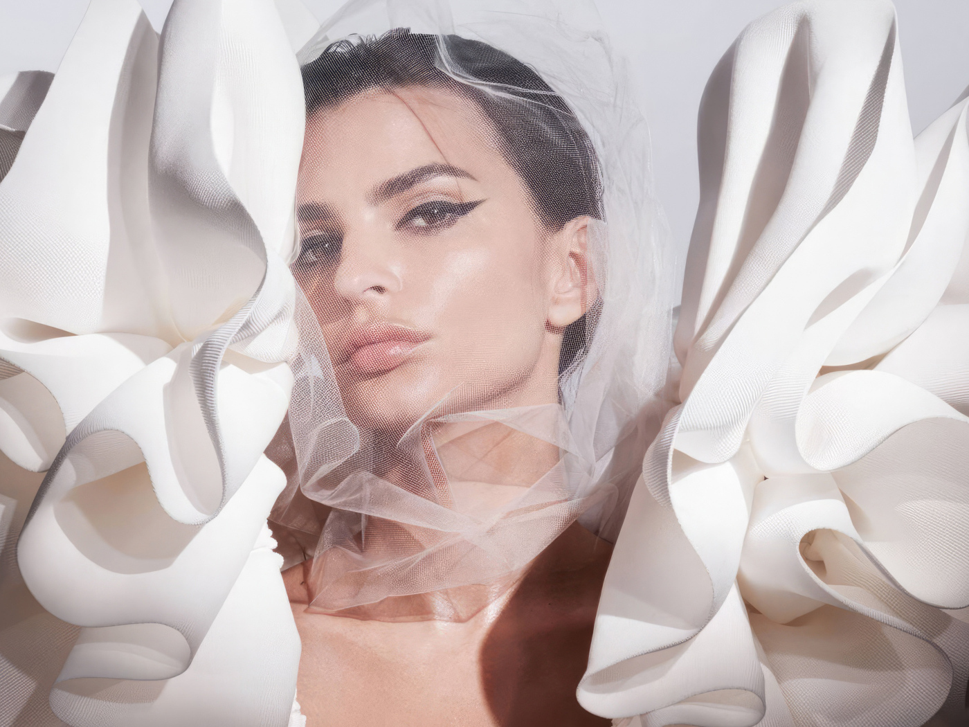 Модель Эмили Ратаковски с белой вуалью на лице