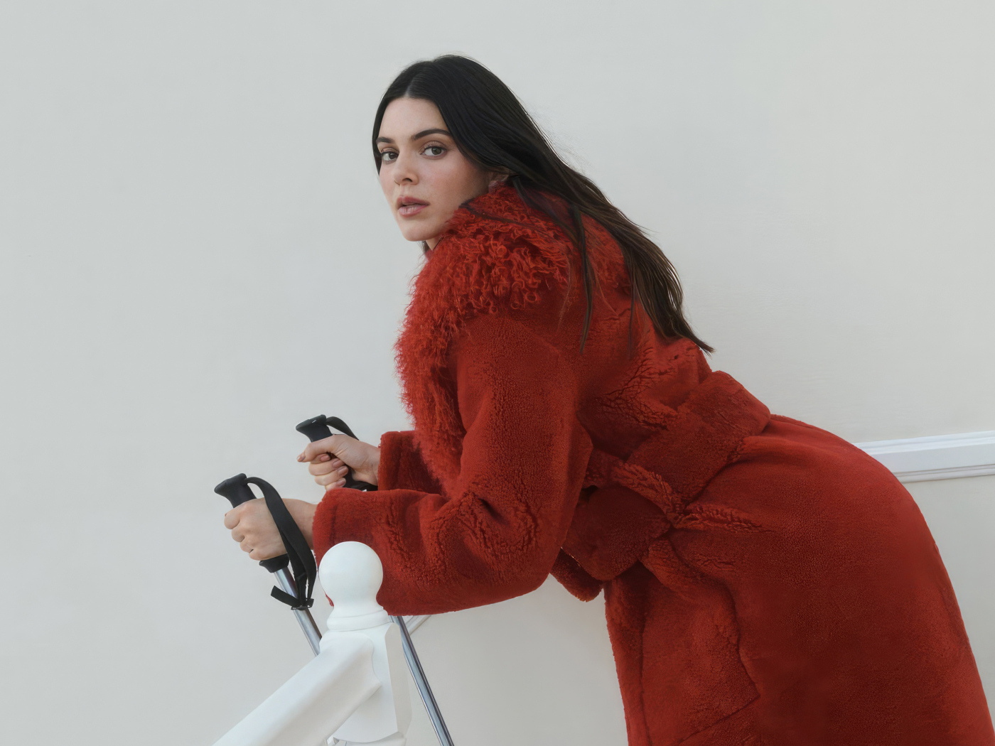 Модель Кендалл Дженнер в красной шубе